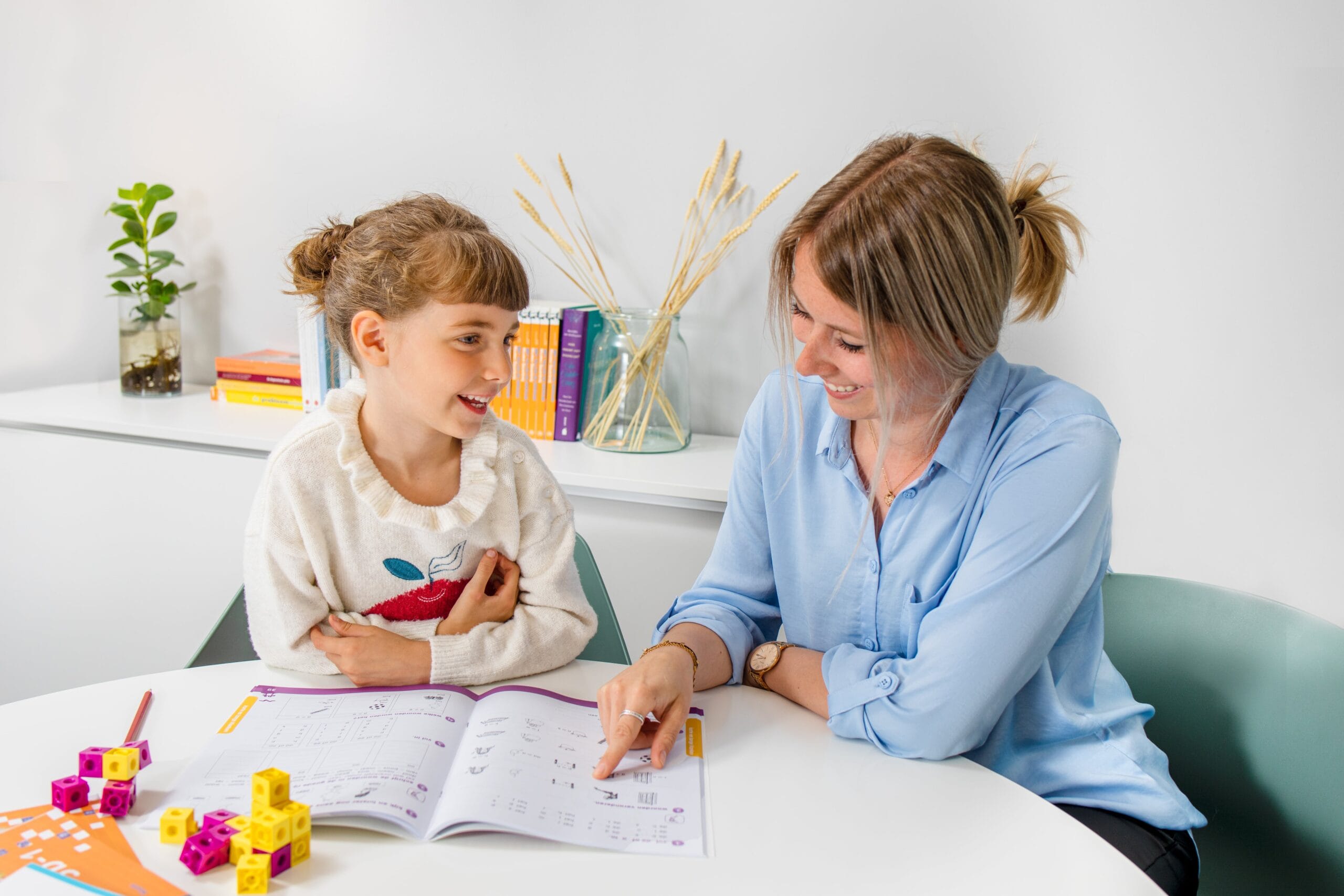 vrouw en meisje tijdens begeleiding